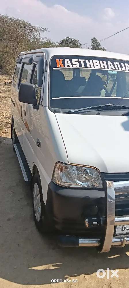 दो टायर नए दो टायर 50% है स्पेयर व्हील 70% Cng लगा हुआ है