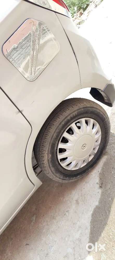 New Condition Car Gari Chalane Wala Koi Nahi Hai Gari Khari Rahti Hai.