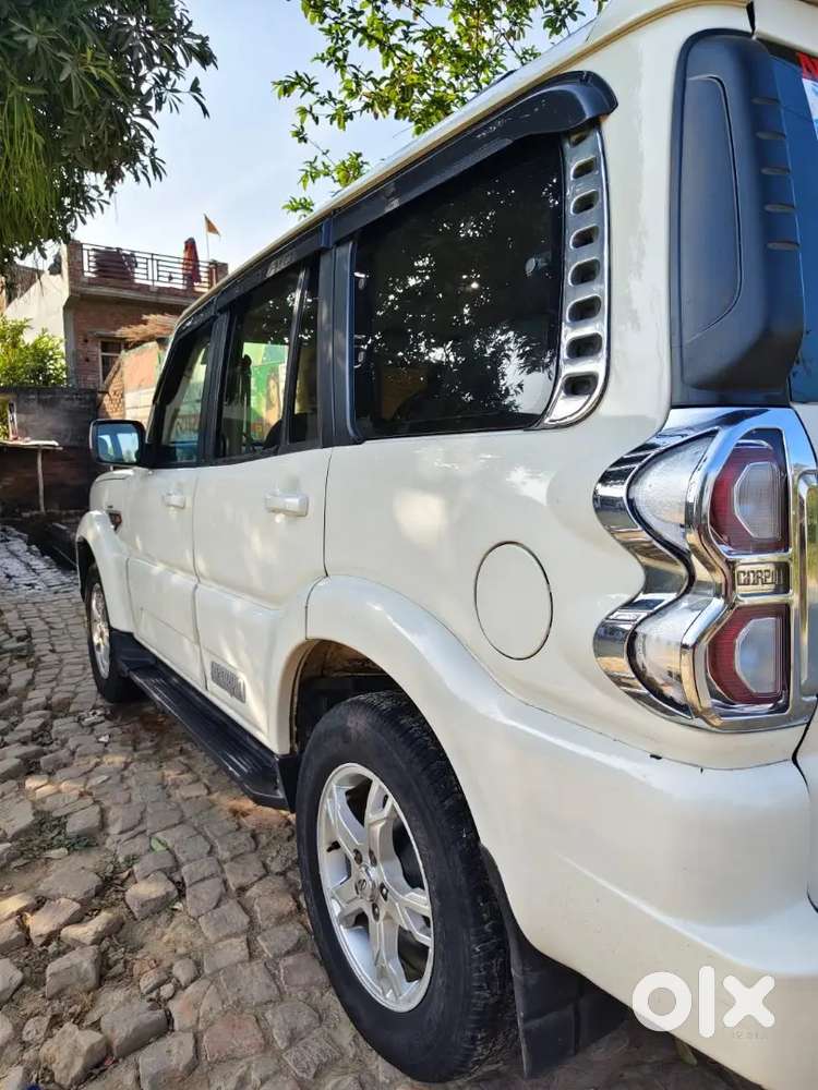 Mahindra Scorpio S10.
