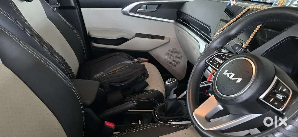Kia Carens Premium Petrol Manual 2024