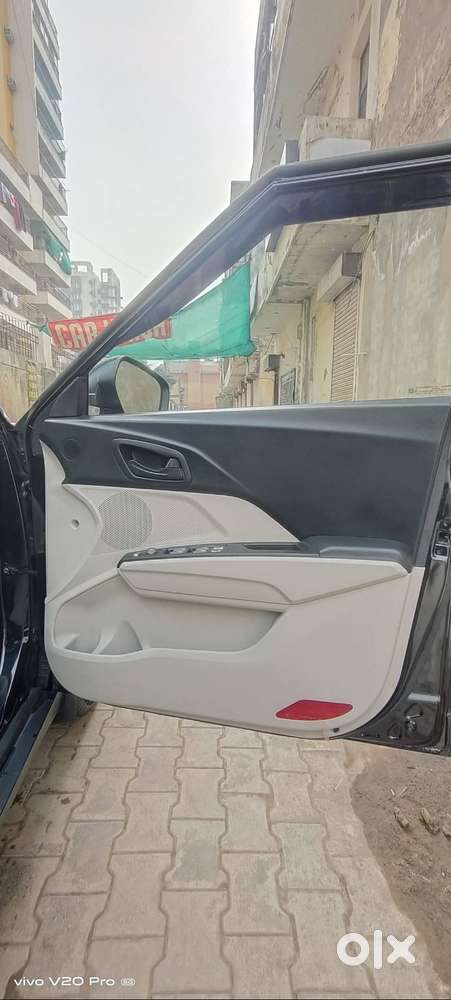 Mahindra Xuv300 2023 Petrol 27500 Km Driven