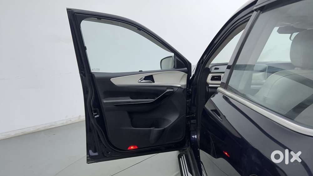 Mahindra Xuv700 2.0 Ax 7 Petrol At Str, 2023, Petrol