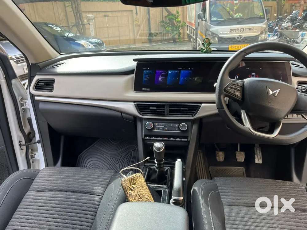 Mahindra Xuv700 Petrol 2022 Variant Ax 3 Showroom Condition.