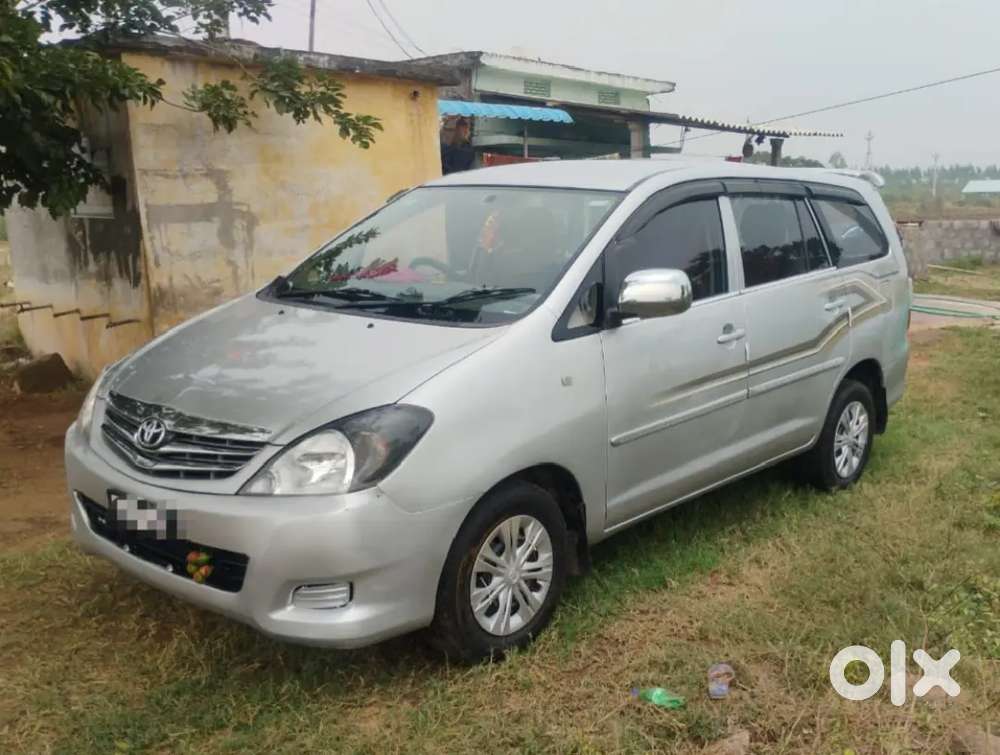 Innova 2.5 G (2011) 7 Seater Showroom Tack Vehicle