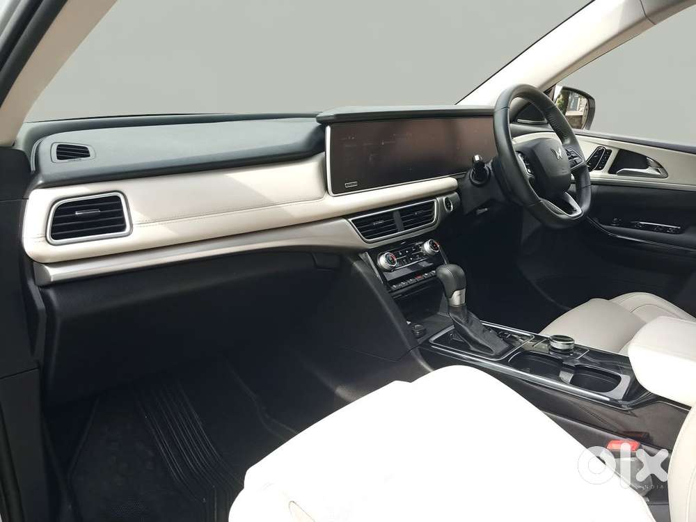 Mahindra Xuv700 2.0 Ax 7 Petrol At Str, 2023, Petrol