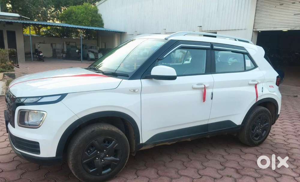 Hyundai Venue 2023 Petrol 11500 Km Driven