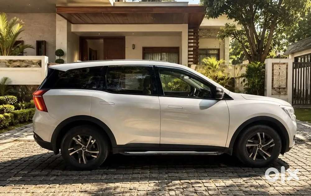 Mahindra Xuv700 Ax5 7str  Diesel Manual 2025 1st Owner
