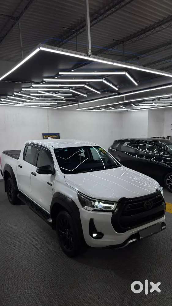 Toyota Hilux 4x4 Automatic Pearl White