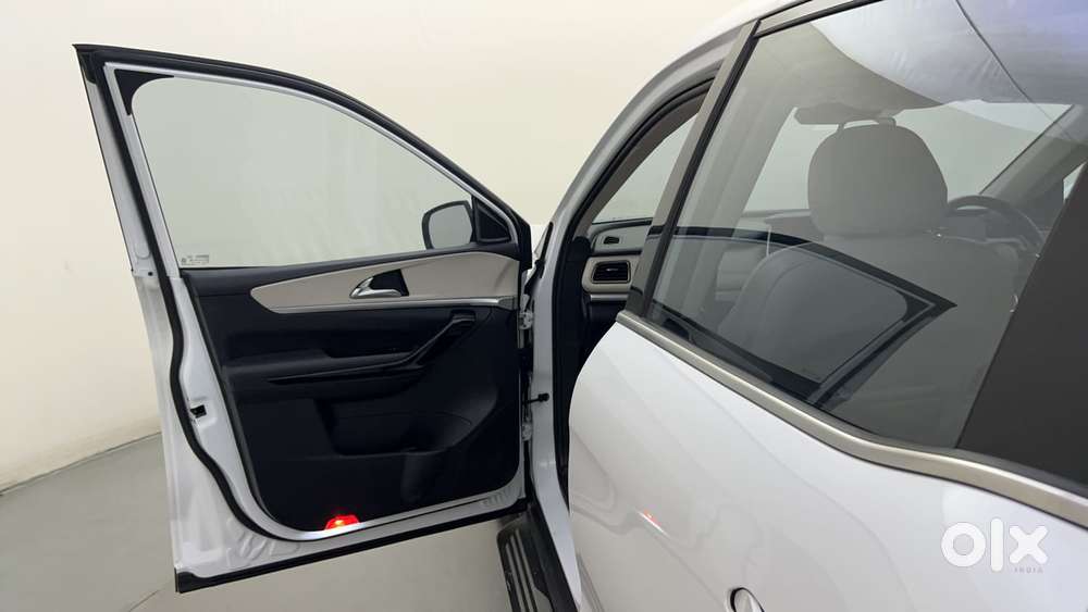 Mahindra Xuv700 2.0 Ax 7 Petrol At Luxury Pack Str, 2024, Petrol