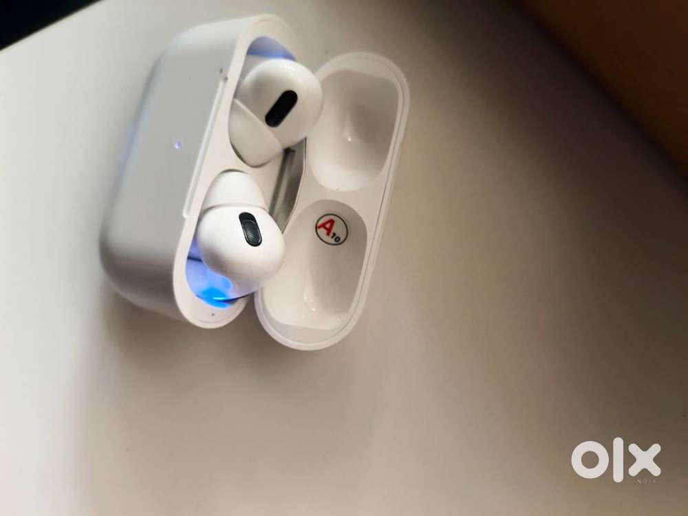Wireless Bluetooth pro earbuds white