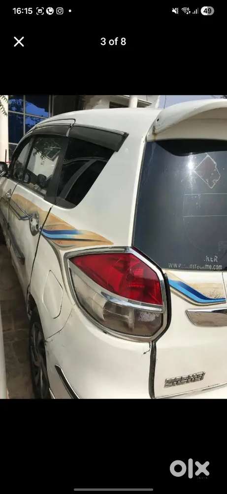 बैंक से खिचा हुआ गाड़ी है