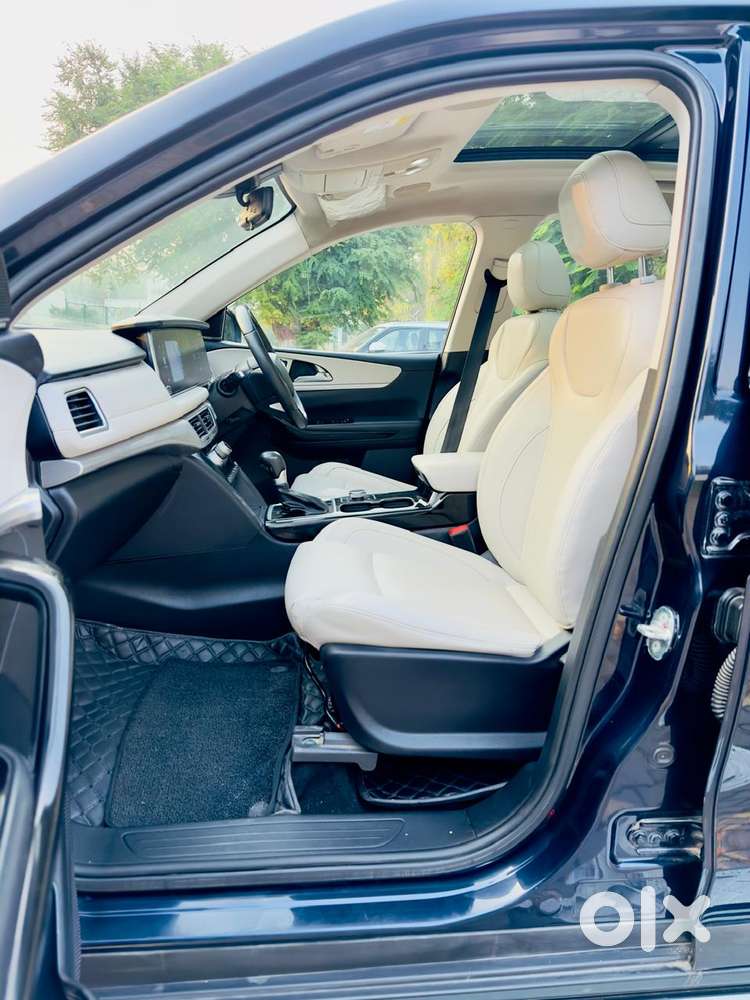 Mahindra Xuv700 2.2 Ax 7 Diesel At Luxury Pack Str Awd, 2022, Diesel