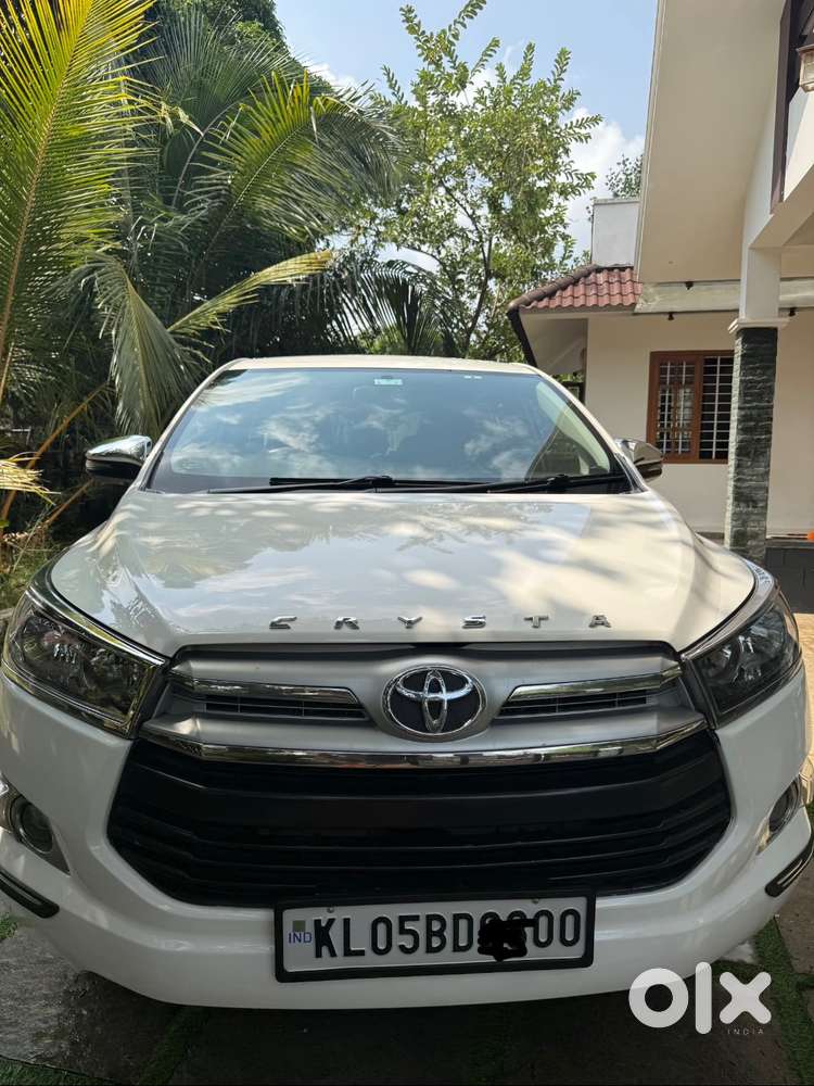 Toyota Innova Crysta 2.8g Automatic, Diesel, 6 Seater