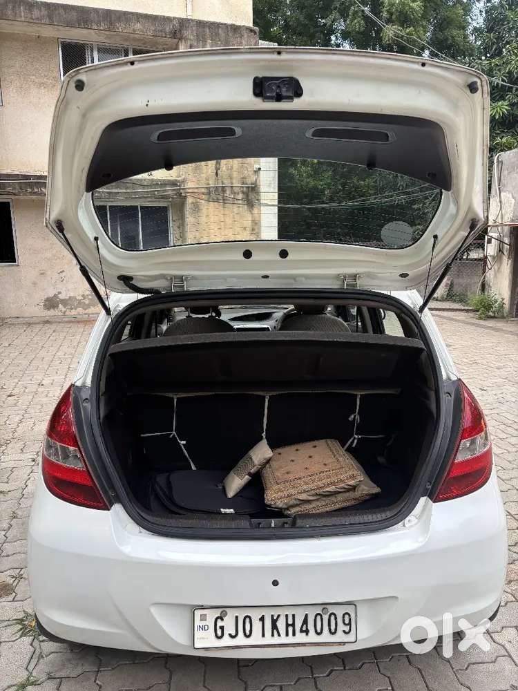 Doctor Female Car Reparshing Done Tiptop Condition