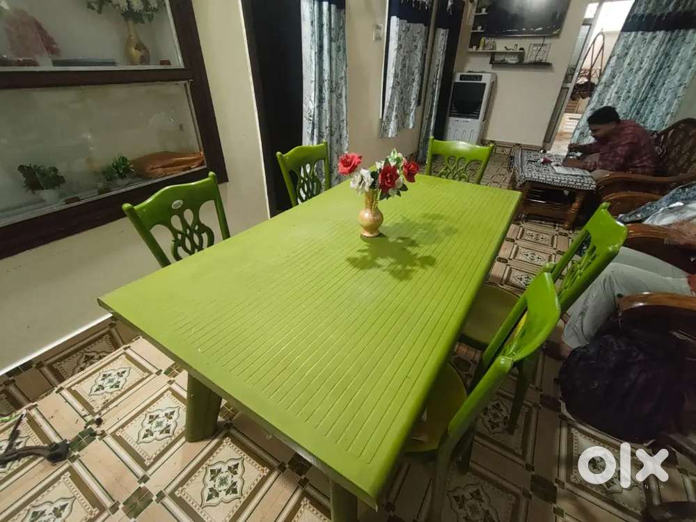 Plastic Dining Table with Chairs &ndash; Good Condition