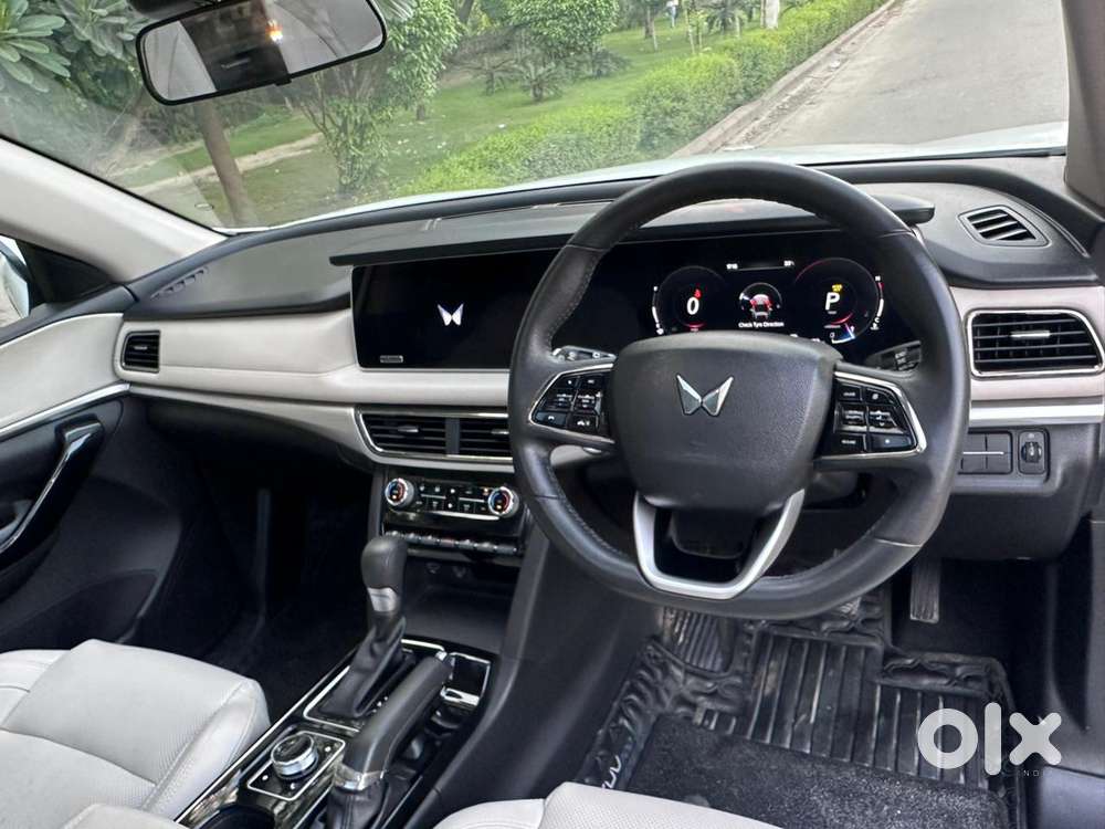 Mahindra Xuv700 2.0 Ax 7 Petrol At Str, 2025, Petrol