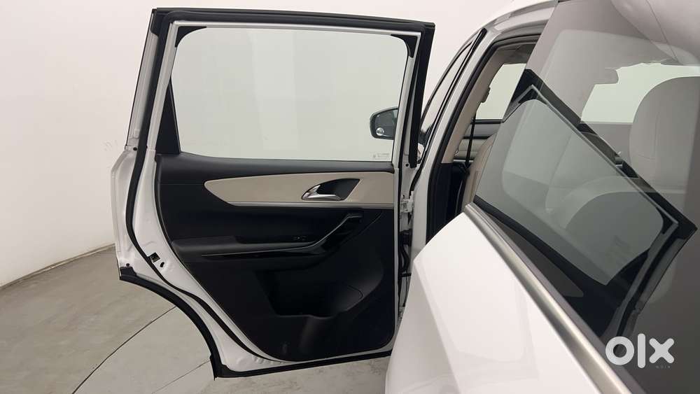 Mahindra Xuv700 2.2 Ax 7 Diesel At Luxury Pack Str, 2022, Diesel