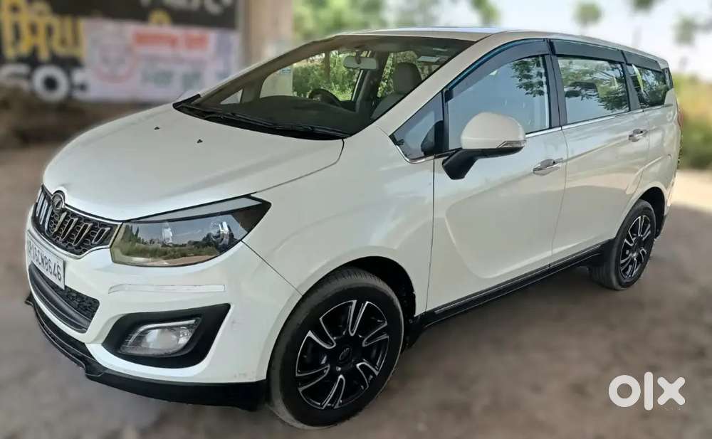Mahindra Marazzo White M 8 Top Model
