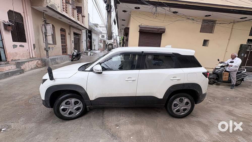 Maruti Suzuki Brezza Lxi 2024 October Single Handed 30000 Km