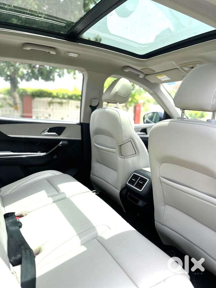 Mahindra Xuv700 2.0 Ax 7 Petrol At Luxury Pack Str, 2025, Petrol