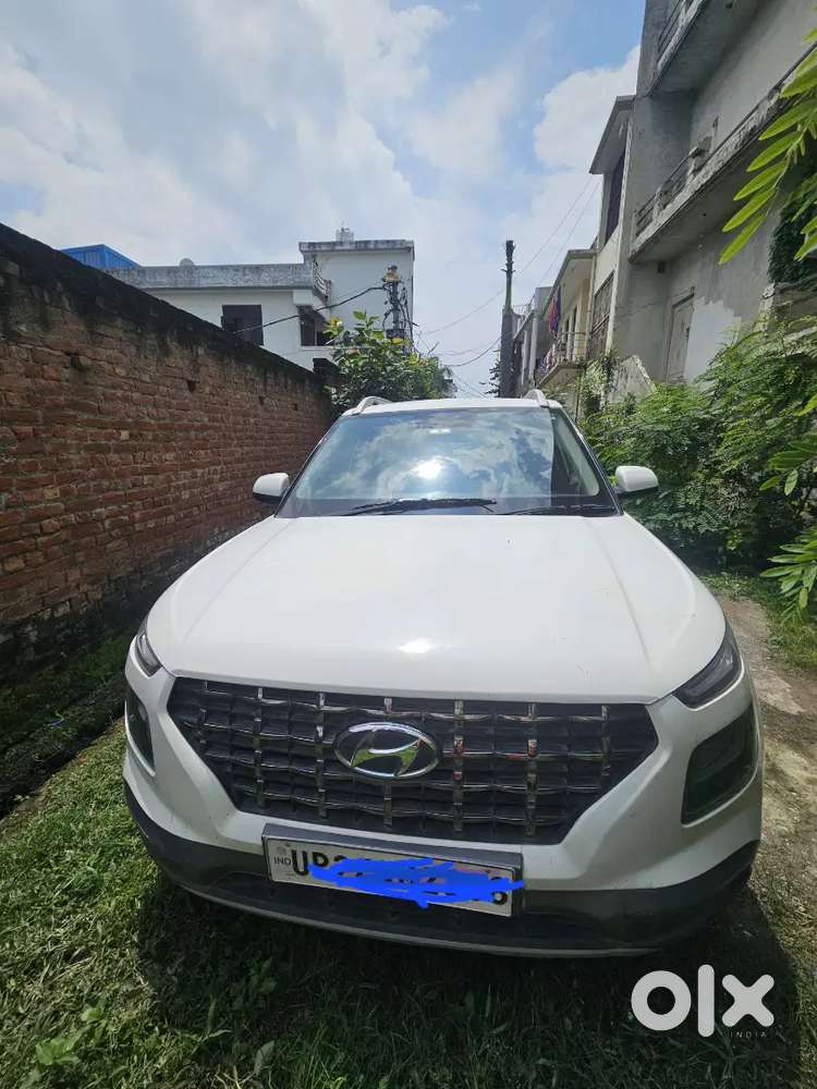 Hyundai Venue 2019 Petrol 43000 Km Driven
5.75