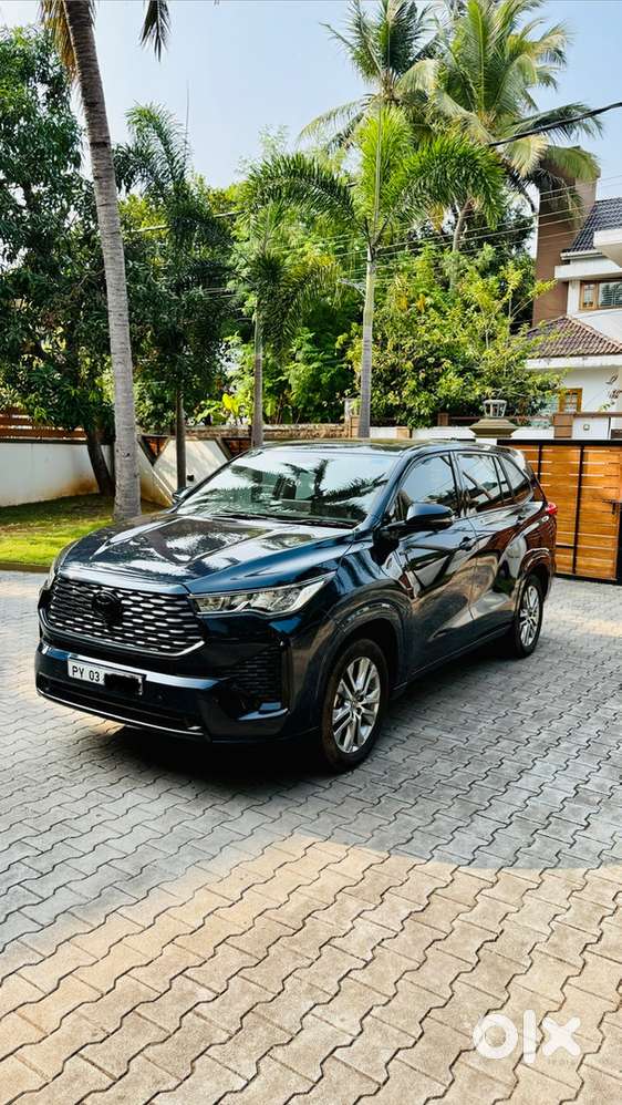 Toyota Innova Hycross