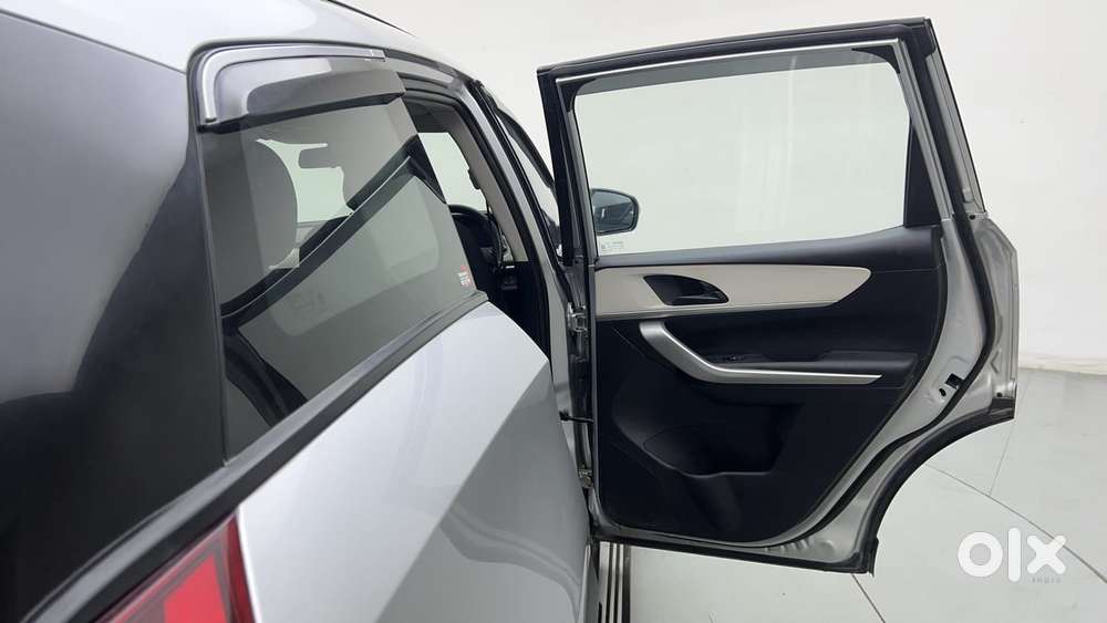 Mahindra Xuv700 2.2 Ax 5 Diesel At 7 Str, 2024, Diesel
