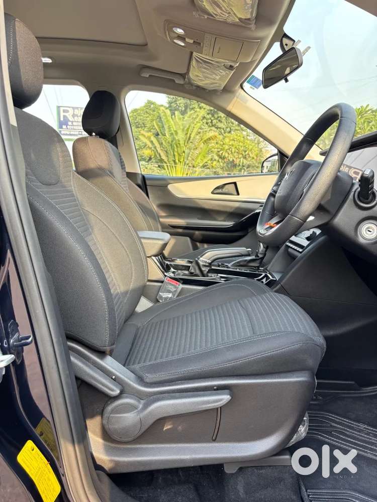 Mahindra Xuv700 2.0 Ax 5 Petrol At Str, 2023, Petrol