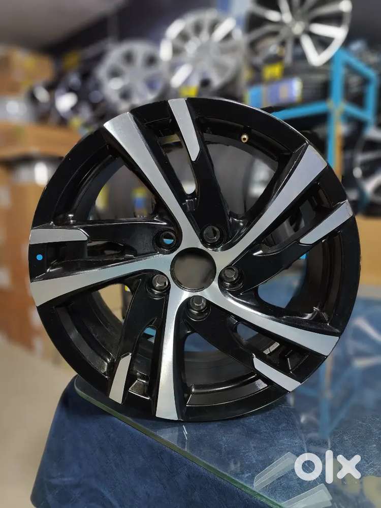 17*inch Mahindra XUV 700 Ax7 Diamond Cut OEM Alloy wheels set of 4
