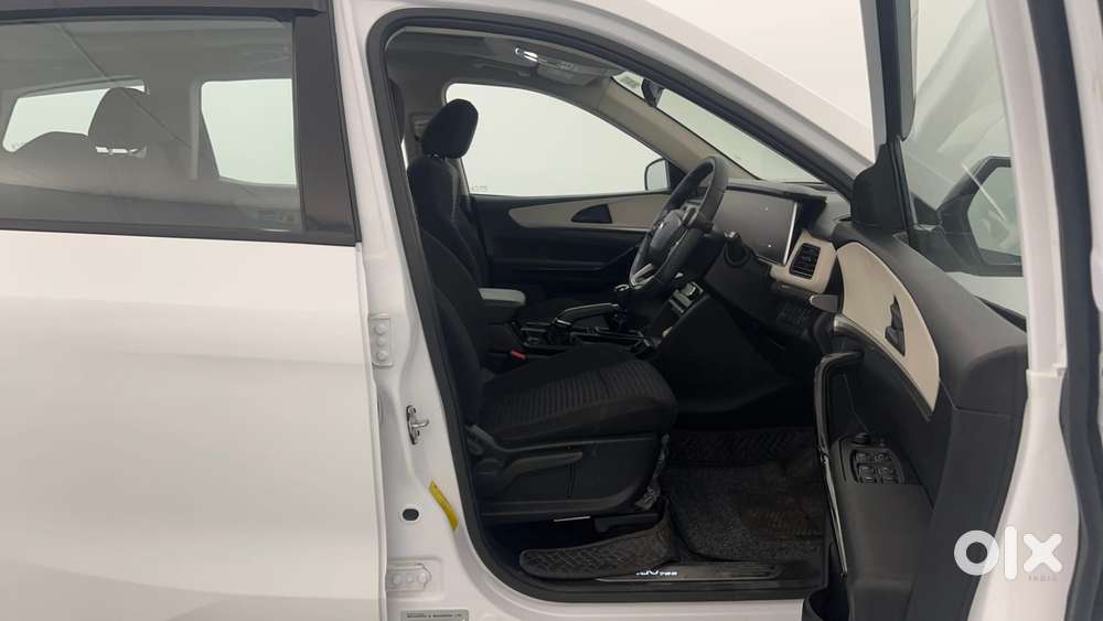 Mahindra Xuv700 2.0 Ax 5 Petrol Mt 7 Str, 2025, Petrol