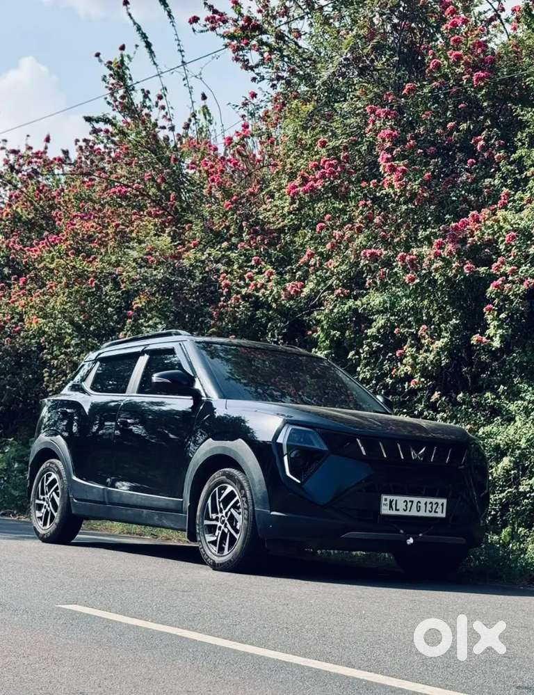 Mahindra Xuv 3xo Ax5 2025