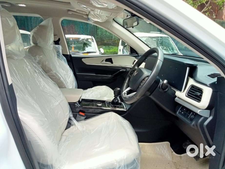 Mahindra Xuv700 2.2 Ax 7 Diesel Mt Luxury Pack Str, 2025, Diesel