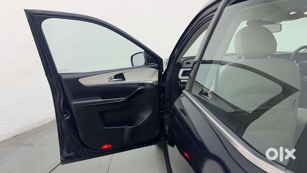 Mahindra Xuv700 2.0 Ax 7 Petrol At Luxury Pack Str, 2024, Petrol