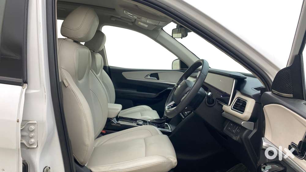 Mahindra Xuv700 2.2 Ax 7 Diesel At Luxury Pack Str Awd, 2022, Diesel