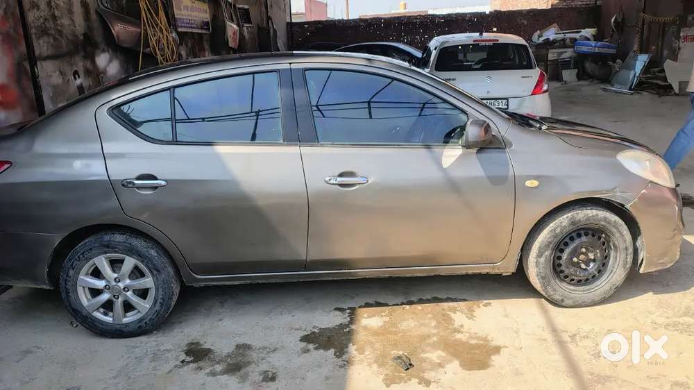 Nissan Sunny 2012