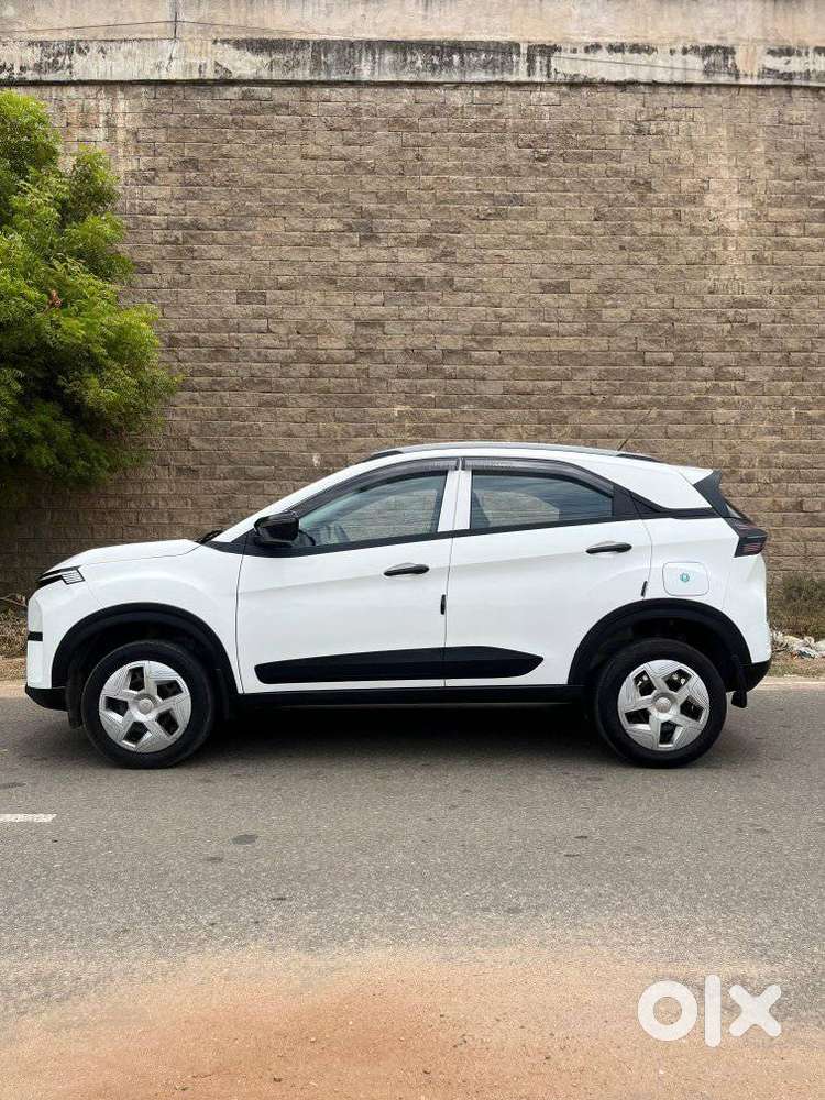 Tata Nexon Smart Plus S 1.2 Revotron Petrol 5 Mt, 2025, Petrol