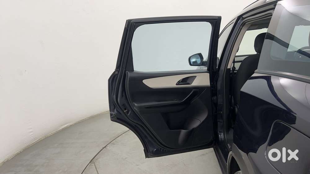 Mahindra Xuv700 2.0 Ax 5 Petrol Mt 7 Str, 2022, Petrol