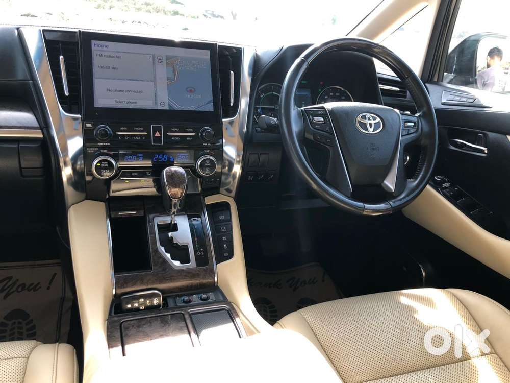 Toyota Vellfire 2.5 Executive Lounge, 2023, Cng & Hybrids