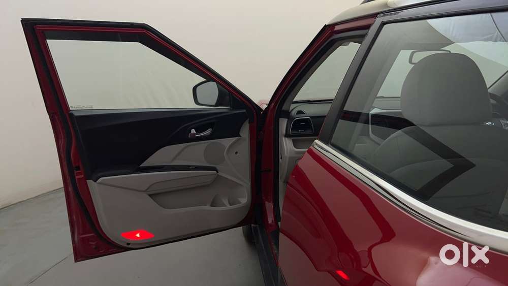 Mahindra Xuv300 W8 (o) 1.5 Diesel Amt Dual Tone, 2021, Diesel