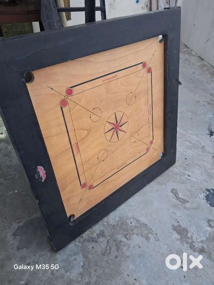 Carrom board