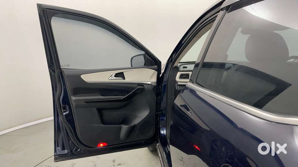 Mahindra Xuv700 2.0 Ax 7 Petrol Mt Str, 2022, Petrol