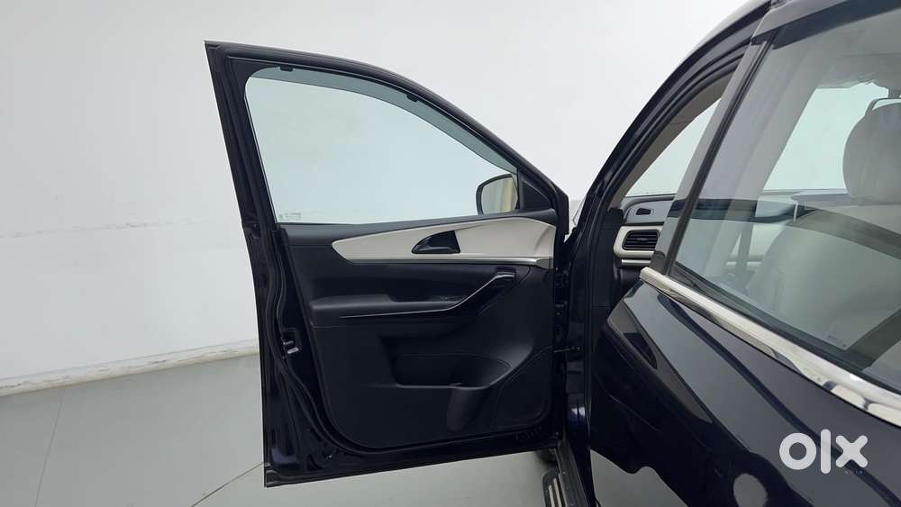 Mahindra Xuv700 2.0 Ax 5 Petrol At Str, 2024, Petrol
