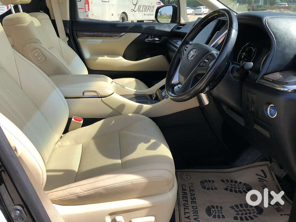 Toyota Vellfire 2.5 Executive Lounge, 2023, Cng & Hybrids