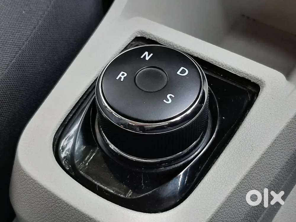 Lux Varient With Auto Headlight And Rain Sensing Wipers