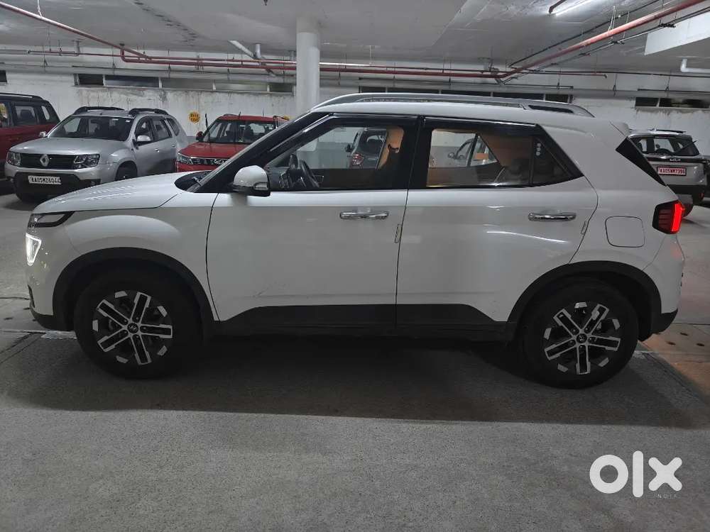 Hyundai Venue 2025 Petrol 6000 Km Driven