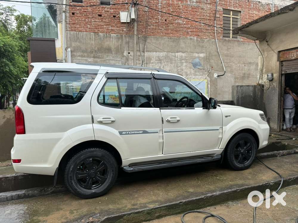Tata Safari Storme 2016