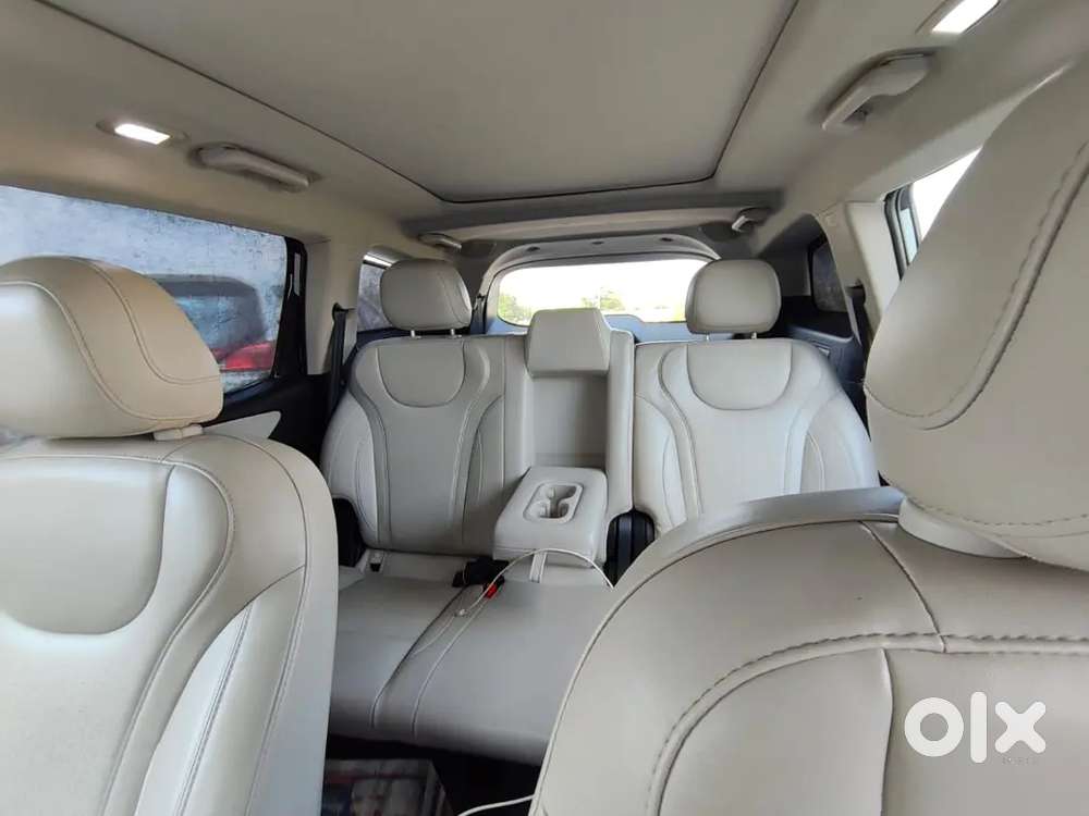 Mahindra Xuv700 2022 Diesel Showroom Condition.