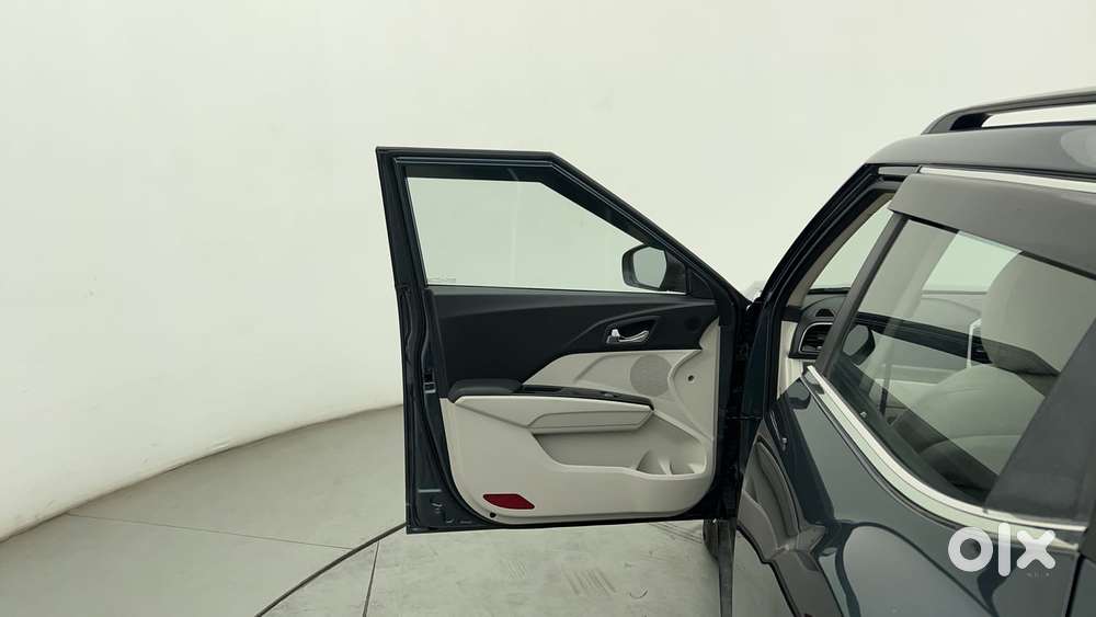 Mahindra Xuv300 1.2 W8 (o) Amt Petrol, 2022, Petrol