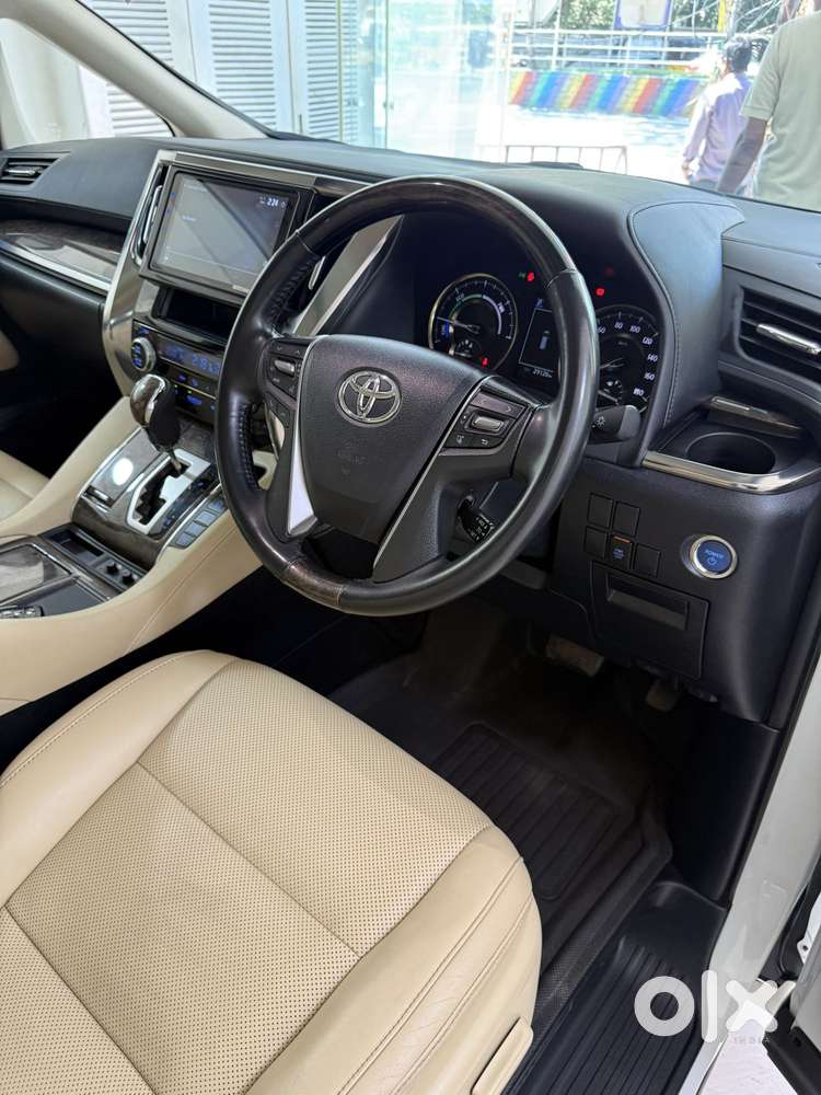 Toyota Vellfire 2.5 Executive Lounge, 2023, Petrol