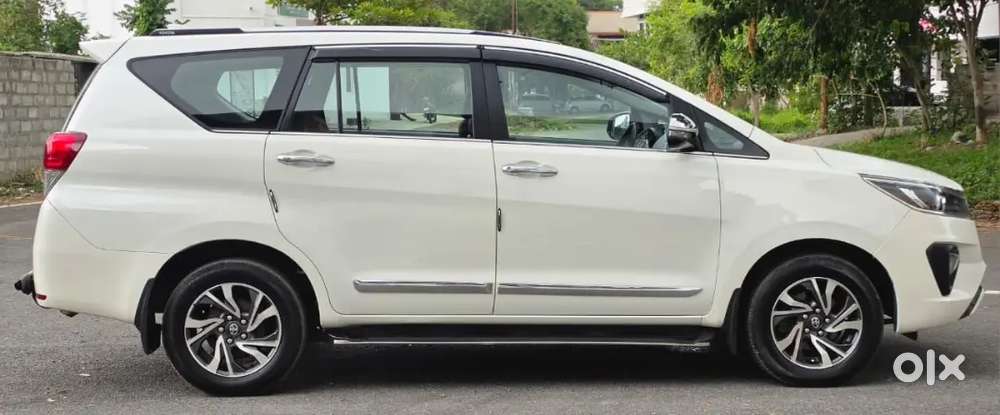 Innova Crysta 2.4 V Mt 8 Str 2021